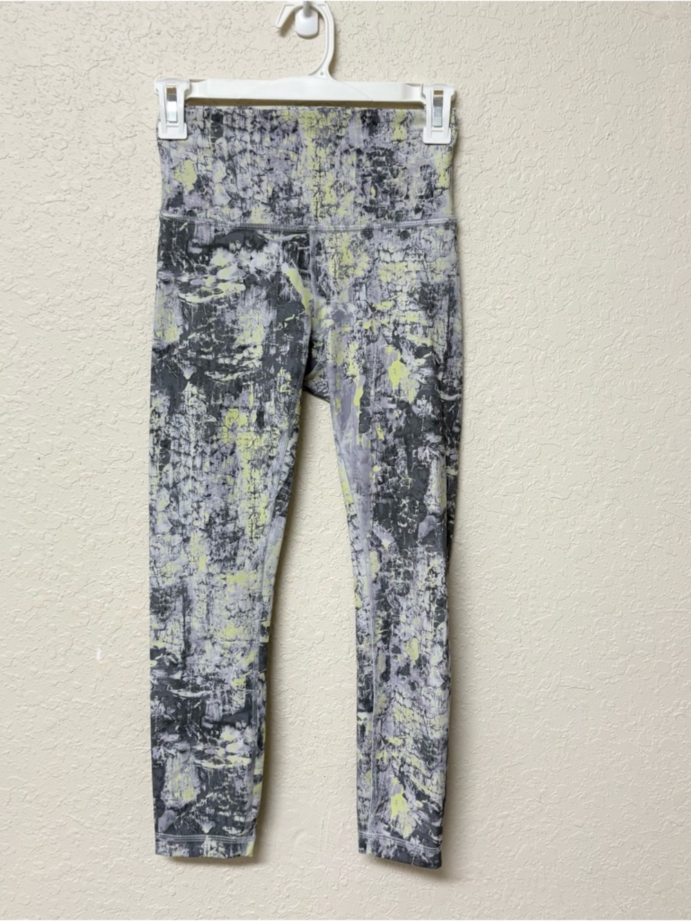 Lululemon Wunder Train HR Tight 23” Everlux Grey Yellow Print Size 4
